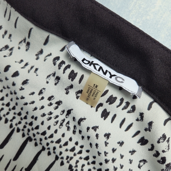 DKNYC Sleeveless Blouse 1X V Neck Geometric Black & White Tribal Print Career - Picture 2 of 9
